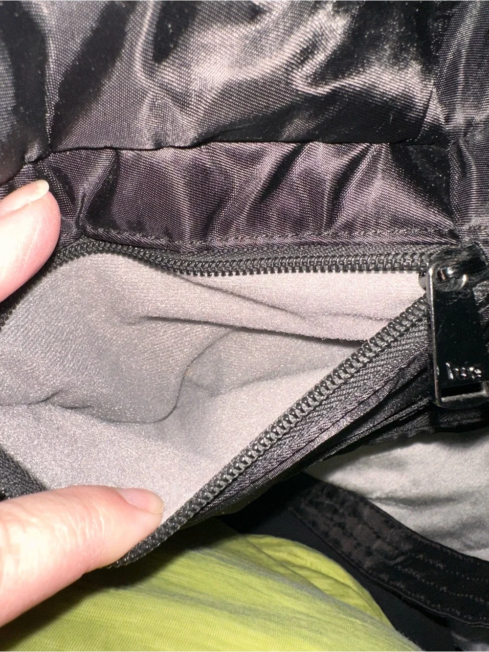 Unisex Lug Propeller Black Quilted Crossbody/Short Shoulder Nylon Duffel Bag EUC